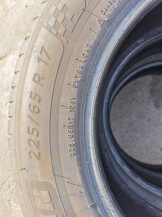 Vând două anvelope