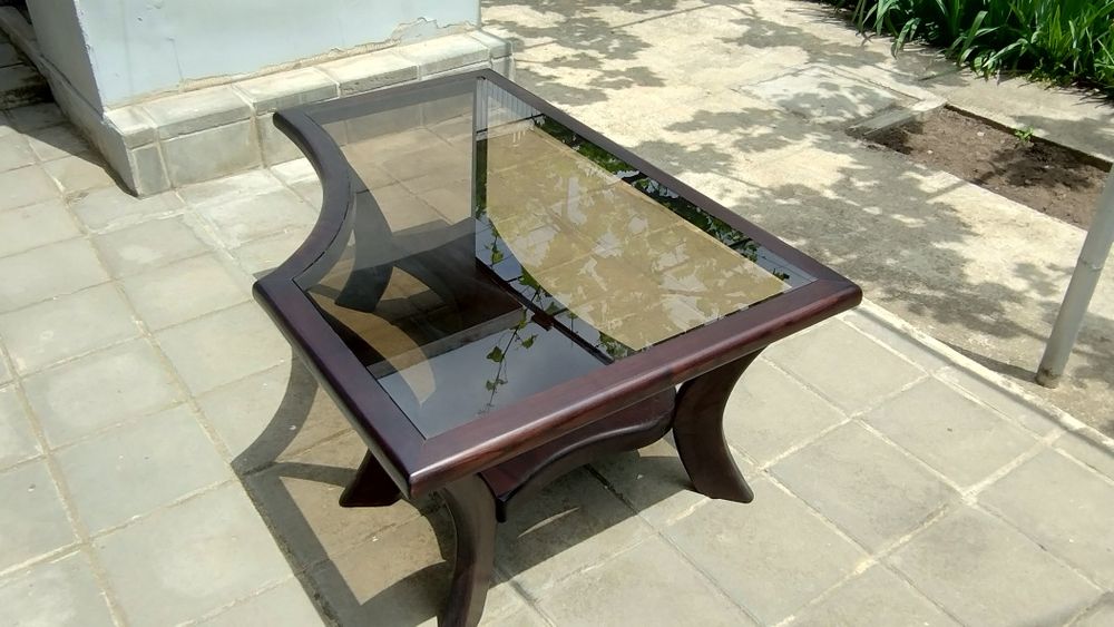 Холна маса със стъклен плот