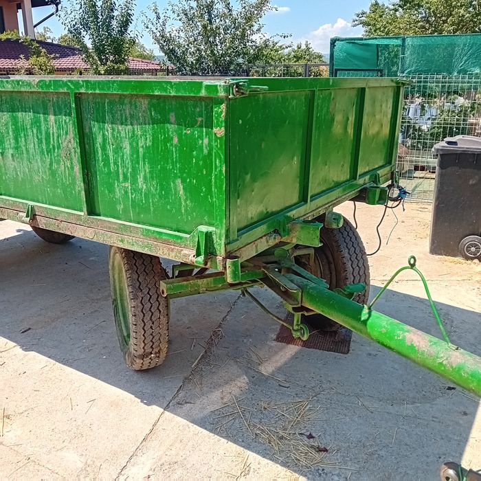 Vând remorca de tractor