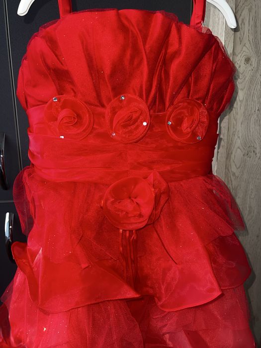 Платье красное нарядное на девочку 5-6 лет