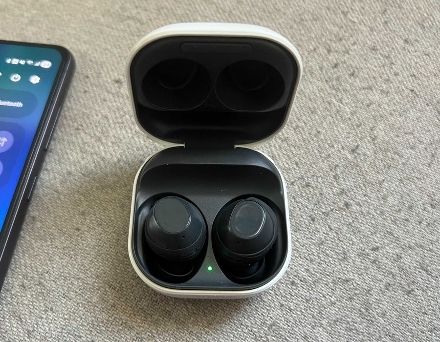 Samsung Galaxy Buds FE functioneaza doar casca stanga cu doking cutie