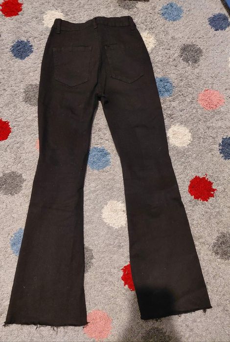 Черни дънки скъсани в коленете