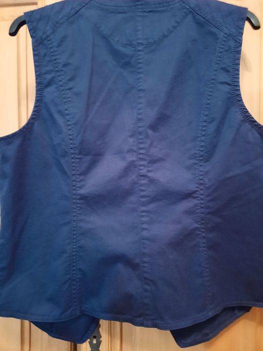 Vesta de dama Bonita cu buzunare și nasturi metalici