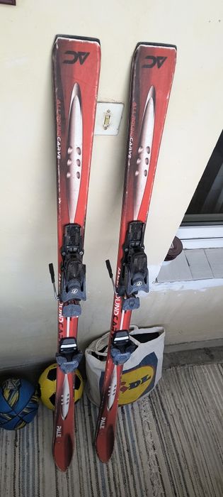 Doua perechi de schiuri carve si bete de schi.