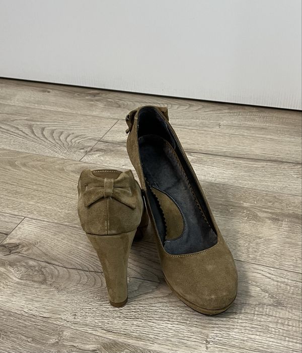 Vand pantofi cu toc de ocazie