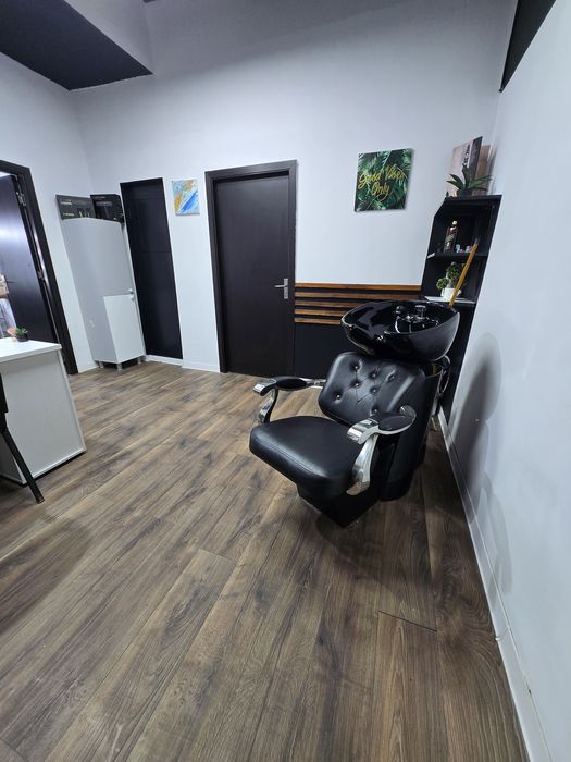 Salon înfrumusețare de vânzare – 80 mp – vad stradal – complet utilat
