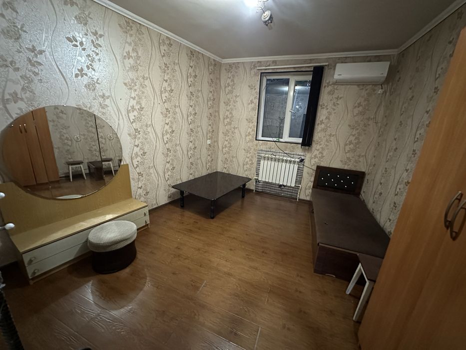 Сзади Рисового базара, мебель и техника, парковка