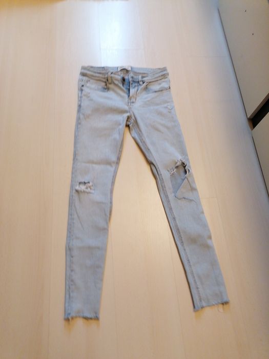 Blugi albastri deschisi pull&bear denim marimea 38 Eur rupti