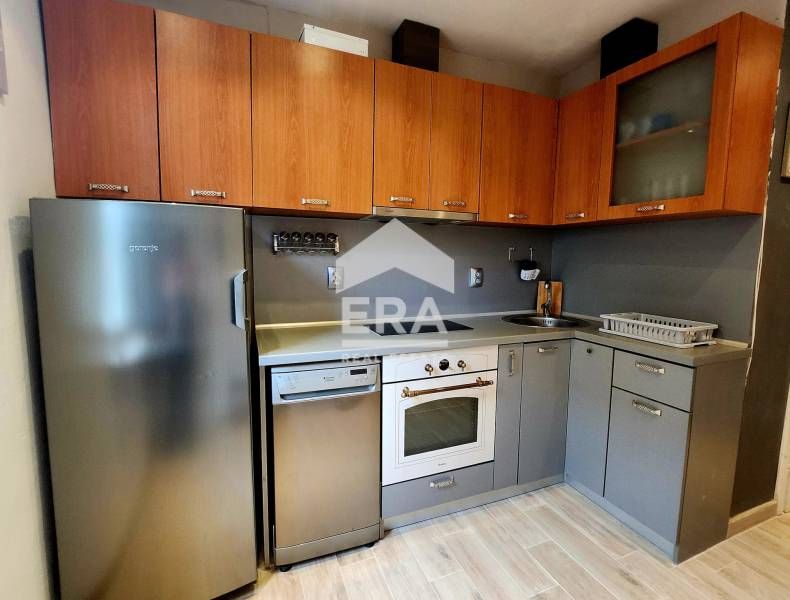 Дава се под наем Двустаен апартамент в Варна, Цветен квартал - 58 кв.м за 383 € - Снимка #1