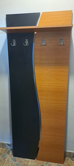 Cuier de perete, 195 /75 cm, in stare foarte bună