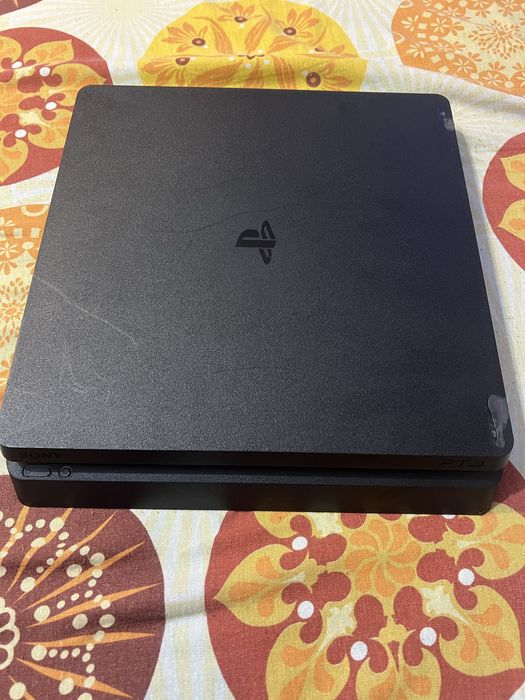 Vand PS4 Slim varianta de 1Tb (necesita hard disk)