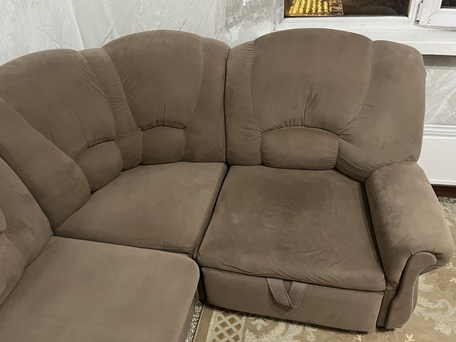 Угловой диван для гостинной