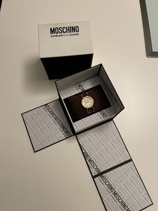 Часовник Moschino