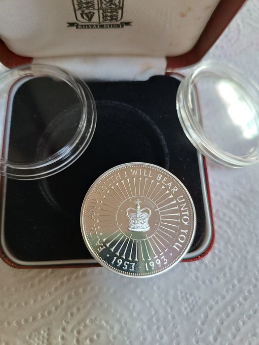 Монета серебряная.