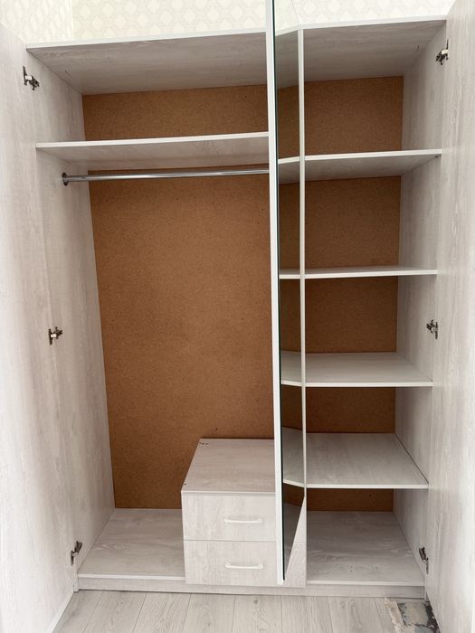 Шкаф для одежды с зеркалом