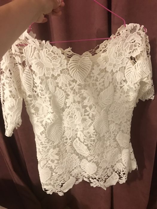 Fusta si bluza mov si bluzita alba din dantela