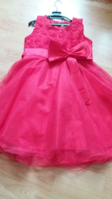 Rochie rosie material tull si organza