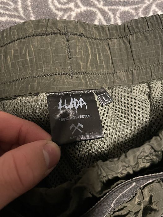 Luda къси гащи.
