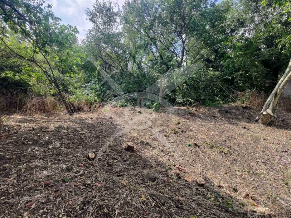 Дворно място с къща за ремонт или събаряне в Карнобат 95874