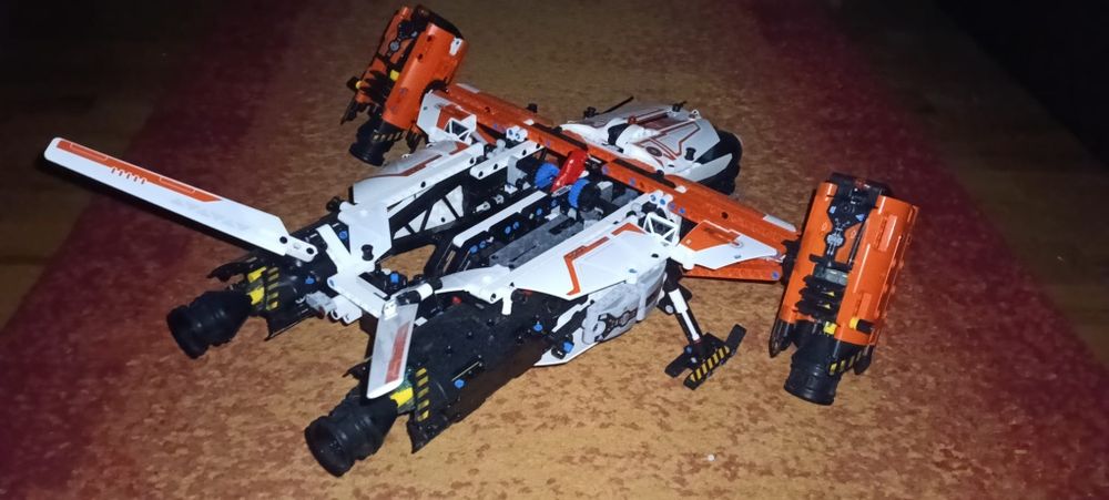 42181)
LEGO Technic - Naveta spatiala LT81 cu decolare si aterizare (42181)