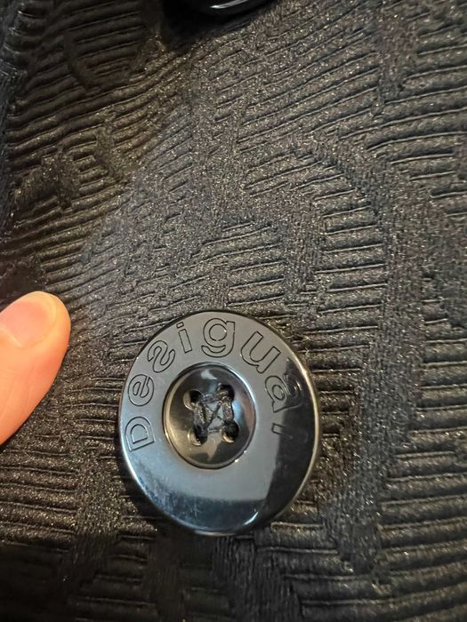 Продава се: яке Desigual