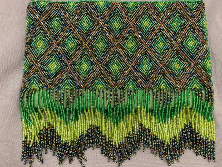 Gentuta cu margele cusute si franjuri de margele