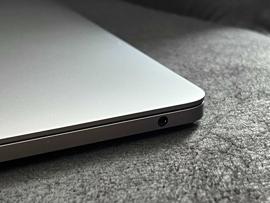 MacBook Pro 13" Apple M1 | 8GB RAM | 256GB SSD | Space Gray – Stare Impecabilă