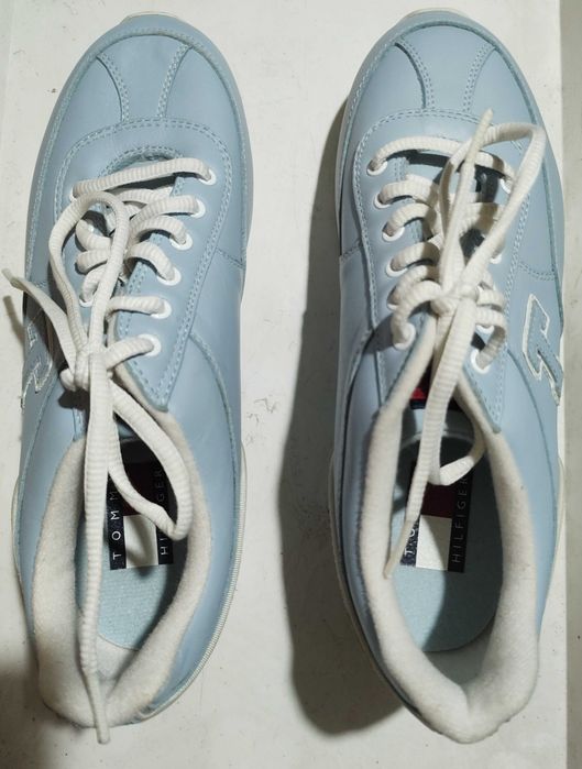 Продавам дамски маратонки