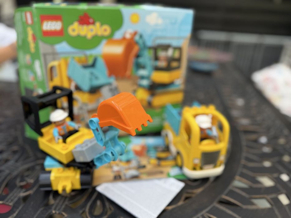 LEGO DUPLO 10931 – Excavator + camion șantier, 2 figurine, cu cutie