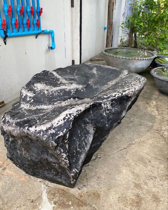 Декоративные искусственные камнями   столы