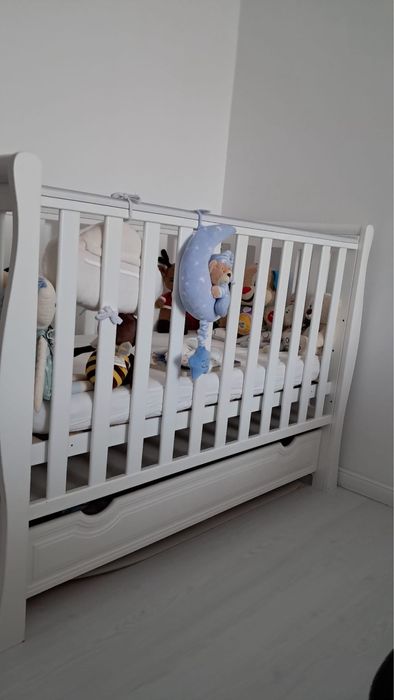 Vand patut de bebe din lemn masiv