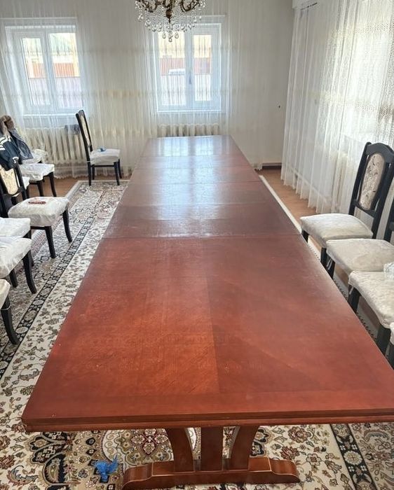 Стол с стульями гостиной