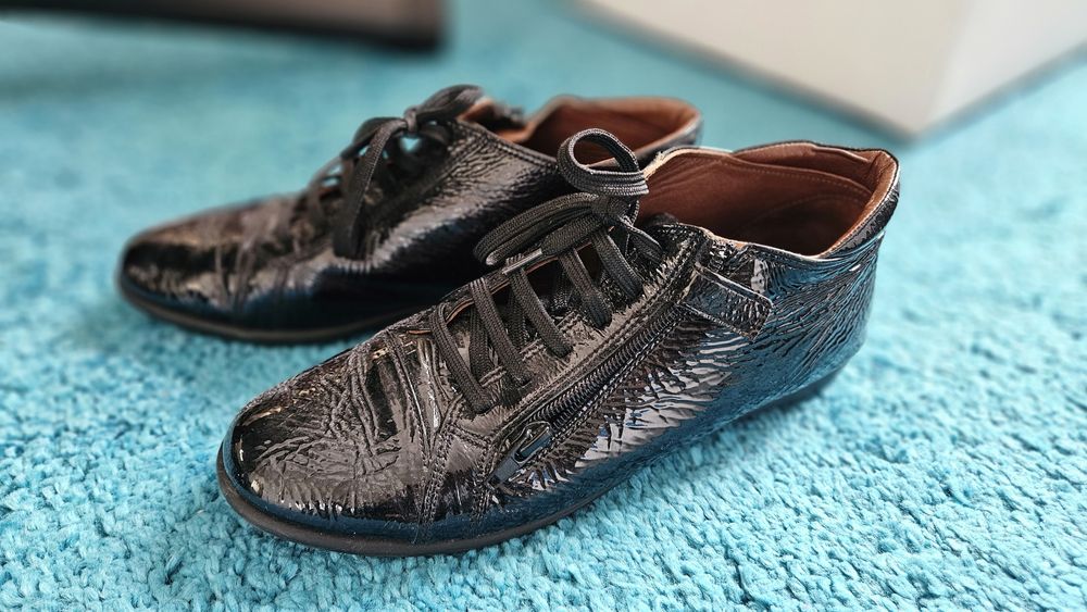 Дамски боти и спортни обувки