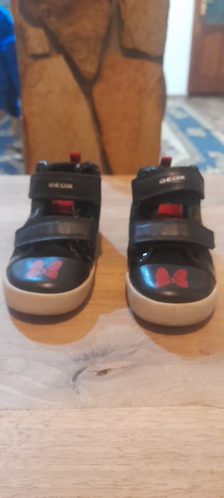 Продавам детски обувки почти нови много малко използвани