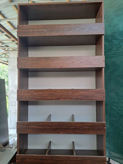 Продаётся стол витрина