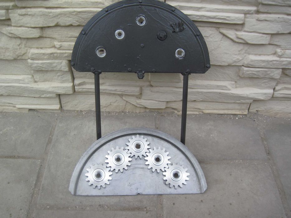 Барбекю на дървени въглища с въртящи се шишове и скара.