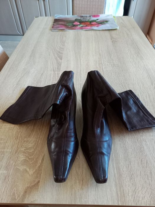 Cizme dama,cu toc,piele,marimea 38.Pret.30 lei.