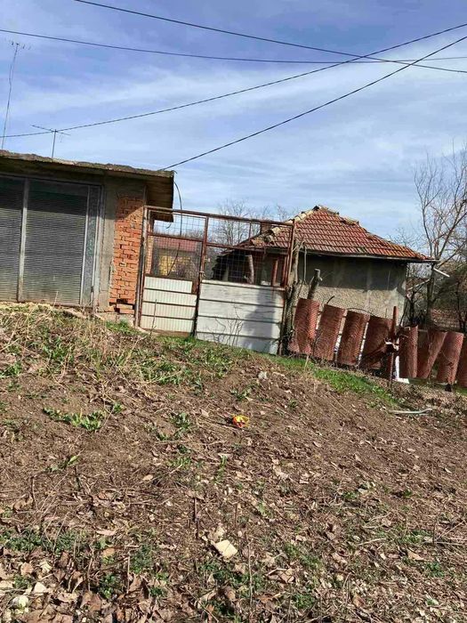 Продавам имот със сграда,гараж и парцел в с.Червена вода област Русе