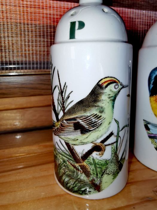 Порцеланов комплект сет сол и пипер солница и пиперик ръчно рисувани.