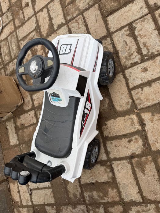 Продам детскую машинку- толокар