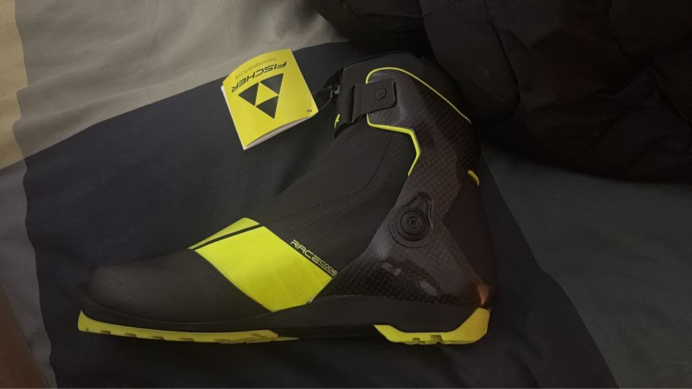 Неизползвани ски обувки