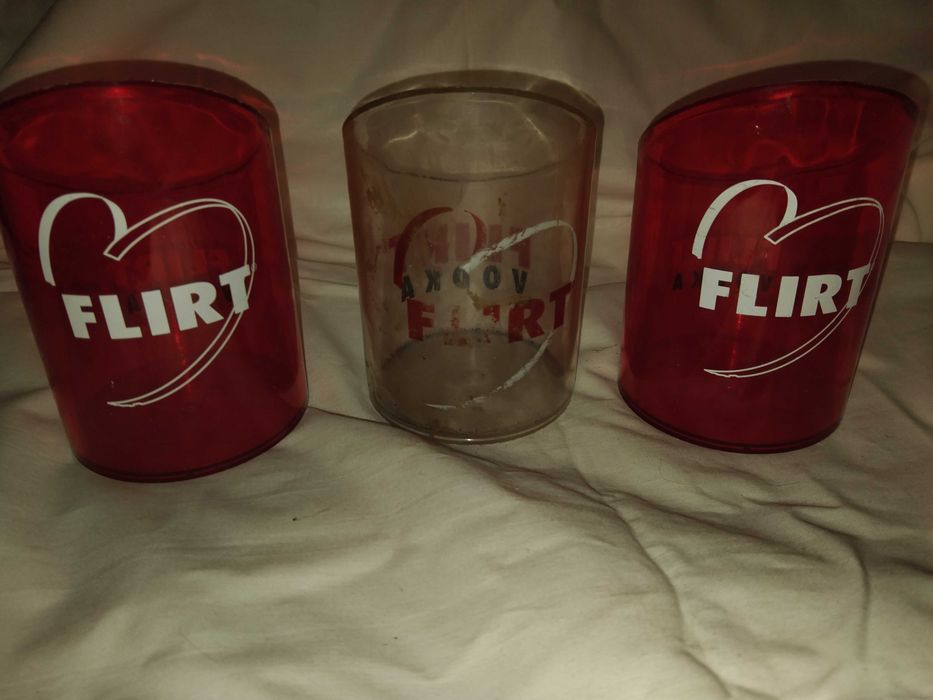 Продавам рекламни стойки за водка Flirt