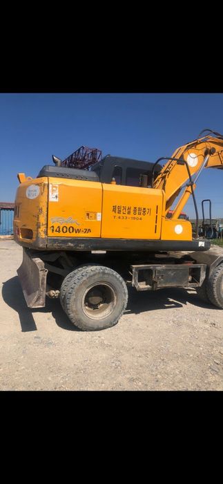 Экскаватор на ходу