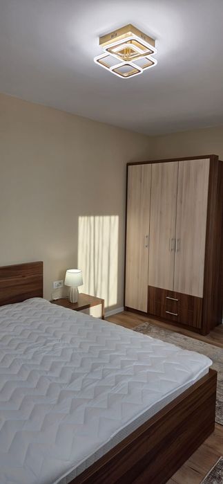 Inchiriez apartament la casă