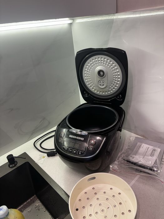 Мультиварка Redmond RMC-28