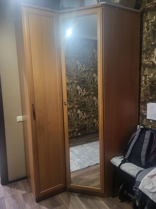 Шкаф б/у угловой в хорошем состоянии