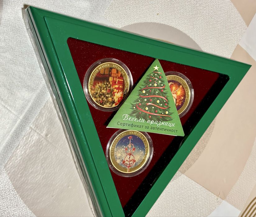 Комплект от три позлатени монети “Весели празници” със сертификат