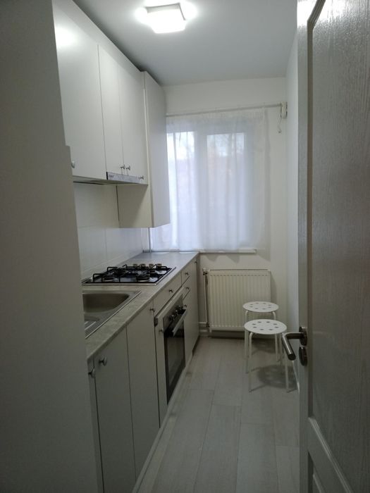 Închiriez apartament cu 2 camere