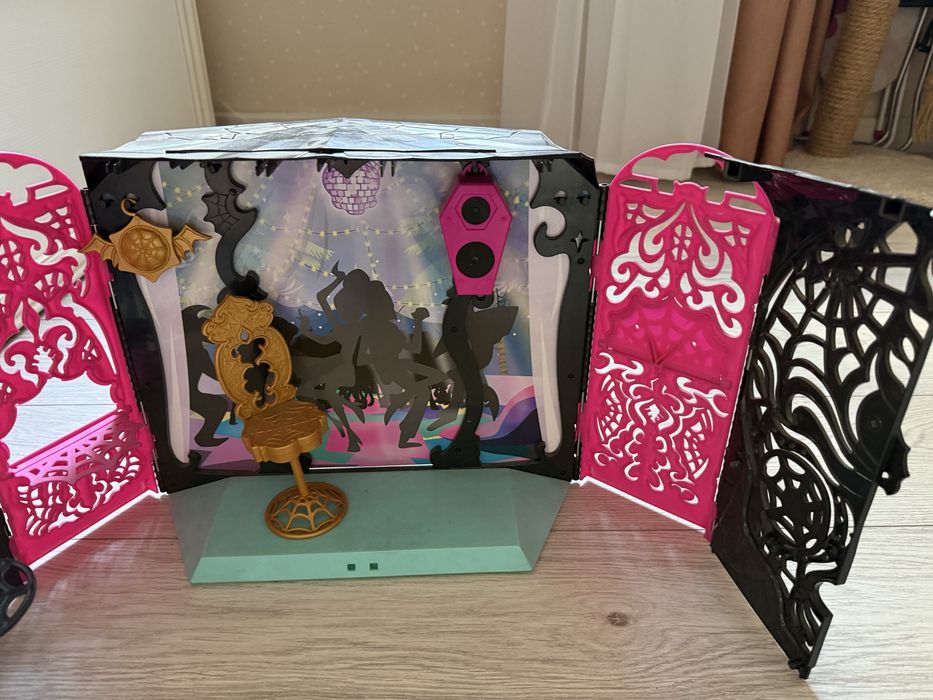 домик Monster High