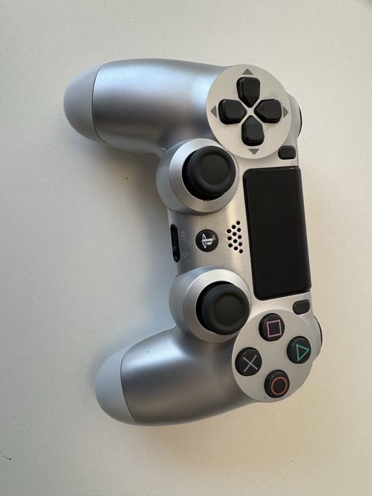 Playstation 4 1TB+2 оригинални джойстика
